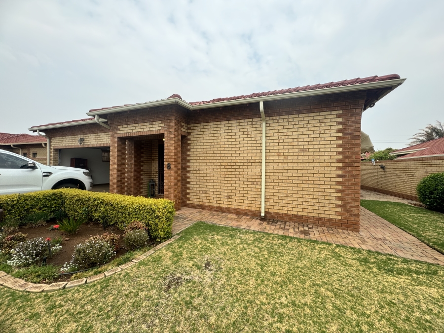 To Let 3 Bedroom Property for Rent in Flamwood North West